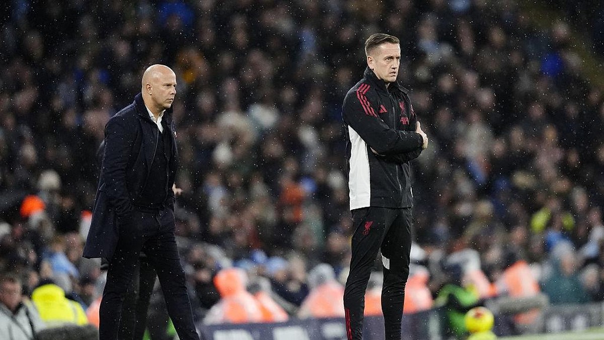 Arne Slot (kiri) bersama Aaron Briggs saat menghadapi Manchester City bulan lalu. Foto: PA Images via Getty Images/Nick Potts - PA Images