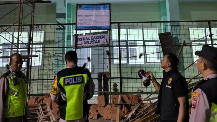 Atap Gedung Baru SMAN 1 Wiradesa Pekalongan Roboh, 2 Pekerja Terluka