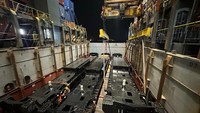 Dengan begitu, hingga akhir 2025 INKA telah mengirimkan sebanyak 14 platform dari pemenuhan kontrak pengadaan sebanyak 50 unit yang telah disepakati sebelumnya. Senior Manager Hubungan Masyarakat dan Kantor Perwakilan PT INKA (Persero), Hartono menyampaikan capaian ini menunjukkan progres pengiriman yang berjalan sesuai rencana sekaligus mencerminkan konsistensi PT INKA (Persero) dalam melayani pasar internasional. Dok. PT INKA
