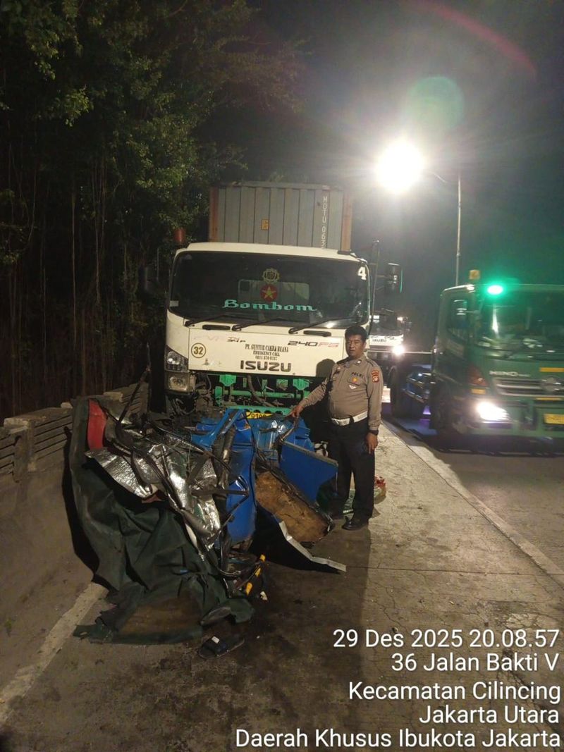 Bajaj penyek gara-gara terjepit truk trailer di Jakut (dok. Istimewa)