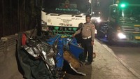 Ngerinya Bajaj Penyek Terimpit Trailer Vs Trailer di Marunda