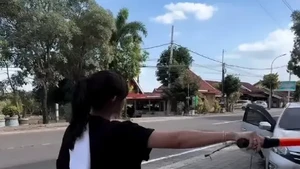 Rumah Denny Caknan makin ramai, Bella Bonita pun sigap mengatur lalu lintas. Foto: Instagram Bella Bonita
