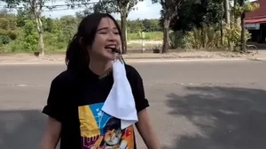 Bukan gimmick, Bella Bonita benar-benar turun ke jalan dengan peluit dan lightstick. Foto: Instagram Bella Bonita