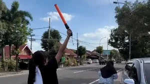 Bella Bonita tampil totalitas jadi tukang parkir dadakan demi COD warga tetap aman dan tertib. Foto: Instagram Bella Bonita