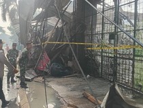 Video Bengkel di Tangsel Terbakar, 1 Pria Tewas saat Merenung