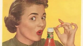 Memangnya perempuan nggak bisa buka botol saus? Haduh. Foto: Vintage Ads via Bored Panda