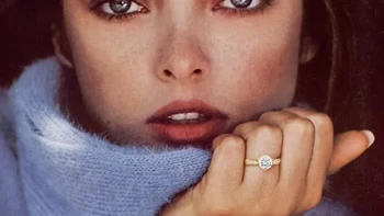 Btw, ini iklannya De Beers Diamonds. Foto: Vintage Ads via Bored Panda