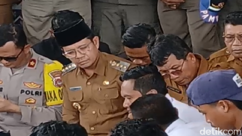 Bupati Dompu Bambang Firdaus (peci hitam) saat menemui massa honorer di depan kantornya Selasa (30/12/2025).