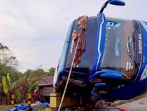 Video Bus Bintang Timur Terguling di Sulsel, Penumpang Dilarikan ke Rumah Sakit