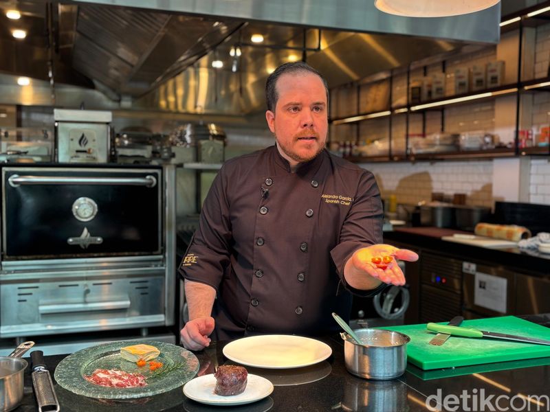 Chef Alejandro Garcia di ERRE Urrechu Jakarta.
