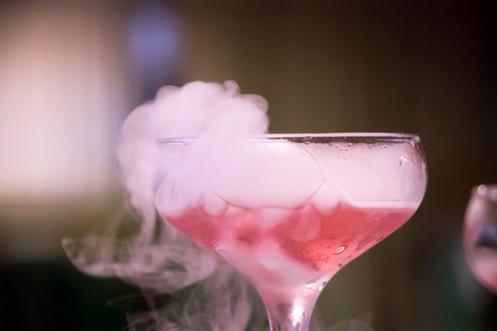 Cocktail yang disajikan dengan nitrogen.