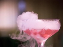 Ngeri! Minum Koktail Nitrogen Cair, Lambung Pria Ini Pecah