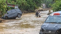 Warga melintasi banjir yang menggenangi permukiman penduduk di Kelurahan Tukka, Kecamatan Tukka,Tapanuli Tengah, Sumatera Utara, Minggu (7/12/2025). Banjir serta kondisi jalan yang dipenuhi endapan tanah mempersulit proses pengiriman bantuan logistik ke wilayah tersebut. (Foto: ANTARA FOTO/Muhammad Adimaja)