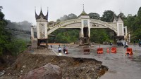 Sejumlah pengendara melintas di kawasan jembatan kembar Padang Panjang, Sumatera Barat, Rabu (10/12/2025). Kawasan jembatan kembar yang longsor dan terkena banjir bandang hingga memakan korban jiwa itu kini kondisinya sudah dibersihkan dan bisa dilewati kendaraan, namun sebagian jalan masih rusak. (Foto: ANTARA FOTO/Iggoy el Fitra)