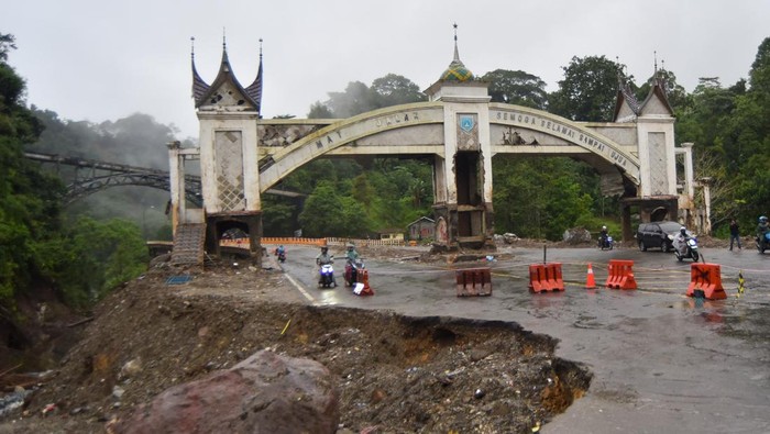Desember 2025: Banjir Bandang dan Longsor Terjang Sumatera Sejumlah pengendara melintas di kawasan jembatan kembar Padang Panjang, Sumatera Barat, Rabu (10/12/2025). Kawasan jembatan kembar yang longsor dan terkena banjir bandang hingga memakan korban jiwa dua pekan lalu itu kini kondisinya sudah dibersihkan dan bisa dilewati kendaraan, namun sebagian jalan masih rusak. ANTARA FOTO/Iggoy el Fitra/rwa.