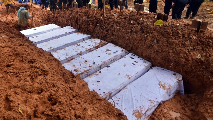 Desember 2025: Banjir Bandang dan Longsor Terjang Sumatera Penggali kubur merapikan peti jenazah korban banjir bandang pada pemakaman massal di Tempat Pemakaman Umum (TPU) Bungus, Padang, Sumatera Barat, Rabu (10/12/2025). Polda Sumatera Barat menyelenggarakan pemakaman massal bagi 24 korban banjir bandang dari Agam, Padang Pariaman, dan Padang Panjang, yang belum teridentifikasi hingga dua pekan pascabencana di provinsi itu. ANTARA FOTO/Iggoy el Fitra/YU