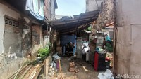 Perabotan Diding Boneng sebagian masih ada yang di luar. Saat ini kondisi rumah sedang diperbaiki. Foto: Febryantino/detikcom