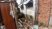 Perbaikan rumah Diding Boneng dilakukan atas inisiatif RW setempat dan warga. Foto: Febryantino/detikcom