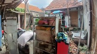 Awalnya kita udah koordinasi sama Pak RW. Jadi Pak RW udah menyiapkan dana dari... kita kan ada amal Jumat, amal Jumat itu yang kita kumpulkan dari warga. Pak RW udah menyiapkan dari situ Rp 5 juta, terus dari kas RW Rp 2 juta. Jadi dana itu untuk sementara ini ada Rp 7 juta. Itu hasilnya udah kita belanjain (untuk perbaikan), kata Giman, ketua RT 12, tempat tinggal Diding Boneng. Foto: Febryantino/detikcom