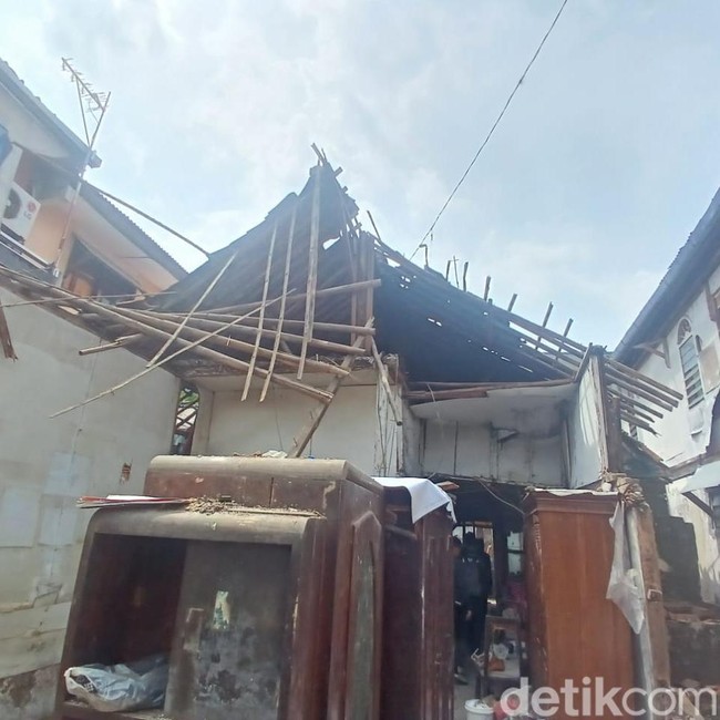 Penampakan Rumah Diding Boneng yang Roboh