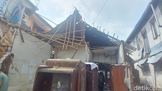 Penampakan Rumah Diding Boneng yang Roboh