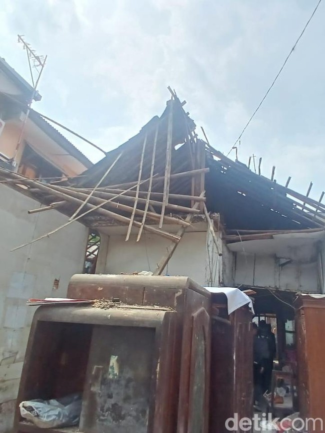 Penampakan Rumah Diding Boneng yang Roboh
