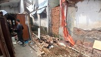 Dia mengatakan peristiwa ini terjadi karena usia rumah yang sudah tua dan lapuk. Foto: Febryantino/detikcom
