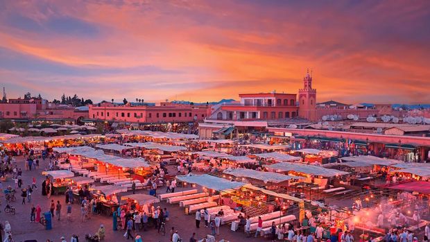 Djemaa El Fna Square dengan Masjid Koutoubia, Marrakesh, Maroko