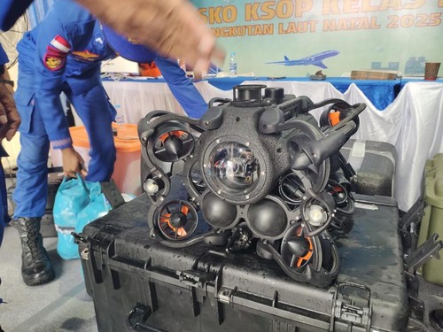 Drone laut milik Polda NTT dikerahkan membantu pencarian korban kapal pinisi tenggelam di Selat Pulau Padar, Taman Nasional Komodo, Labuan Bajo, Manggarai Barat