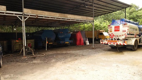 Dua truk tanki BBM, dua truk tanki warna biru, satu mobil, dan tiga tandon, yang digunakan Tompel bongkar muat solar subsidi di gudangnya di Jalan Pemelisan, Kelurahan Sesetan, Denpasar, Selasa (30/12/2025). (Aryo Mahendro/detikBali).