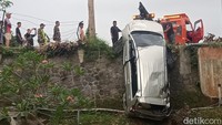 Mobil Wisatawan Jatuh ke Jurang, Sopir Diduga Terlalu Asyik Buka Google Maps