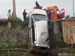 Mobil Wisatawan Jatuh ke Jurang, Sopir Diduga Terlalu Asyik Buka Google Maps