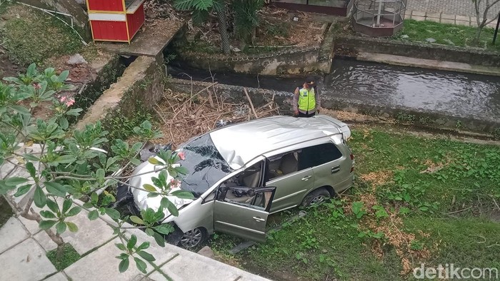 Evakuasi mobil Inova masuk jurang di Ponggok, Klaten, Selasa (30/12/2025).