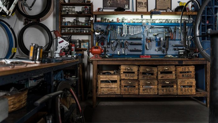 Garasi Sempit & Berantakan? Lakukan 4 Cara Ini, Dijamin Lega!