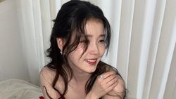 IU Tebar Pesona Bergaun Bunga-bunga