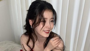 Bagian bawah dress-nya tampak mekar, di sana-sini dikasih aksen pita merah. (Foto: dok. Instagram @dlwlrma)