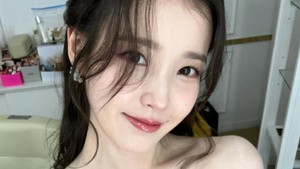 IU menang Daesang di 2025 APAN Star Awards berkat drama Korea When Life Gives You Tangerines. (Foto: dok. Instagram @dlwlrma)