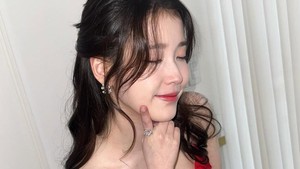 Lewat Instagram, IU mengucapkan terima kasih pada publik atas dukungan mereka hingga bisa menang Daesang di 2025 APAN Star Awards. (Foto: dok. Instagram @dlwlrma)