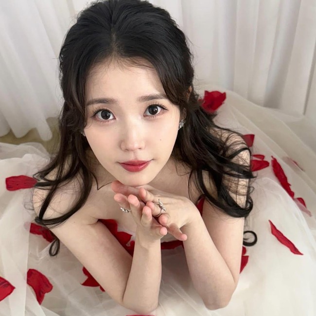 IU Tebar Pesona Bergaun Bunga-bunga