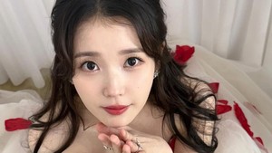 Dress ini dikenakan IU saat menerima Daesang (grand prize) di 2025 APAN Star Awards. (Foto: dok. Instagram @dlwlrma)