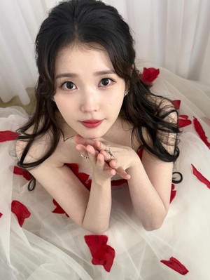 IU Tebar Pesona Bergaun Bunga-bunga