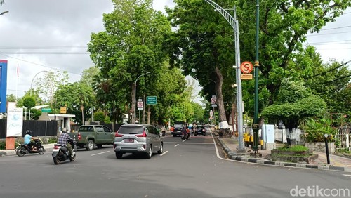 Suasana jalan raya simpang empat dekat Bank Indonesia dan Islamic Center, Kota Mataram, Selasa (30/12/2025). (Foto : Abdurrasyid Efendi/detikBali).