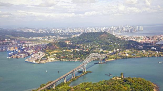Jembatan di Terusan Panama dengan latar Kota Panama