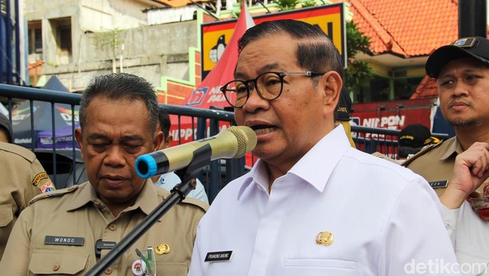 Gubernur DKI Jakarta Pramono Anung meresmikan JPO Pesanggrahan–Pangkalan Jati, Selasa (30/12/2025). JPO ini menjadi fasilitas penyeberangan baru bagi warga Jakarta Barat.