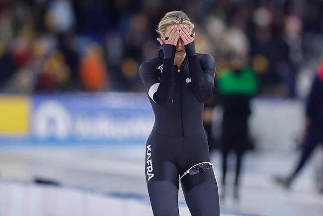 Lewat Instagram, Leerdam juga membagikan perasaannya kepada para penggemar setelah dirinya terjatuh. Dengan nada emosional, ia menuliskan harapannya bisa tetap tampil di Olimpiade Milan. Foto: Getty Images/Soccrates Images