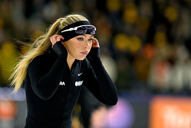 “Kemungkinan besar saya akan bertemu kalian di Olimpiade Milan untuk nomor 500 meter. Kejadian yang sangat disayangkan terjadi di nomor terbaik saya, 1.000 meter, pada hari Juma. Sekarang kami menunggu dan berharap saya mendapat kesempatan untuk meluncur di jarak yang telah memberi saya banyak emas Piala Dunia musim ini,” tulisnya. Foto: Getty Images/Soccrates Images