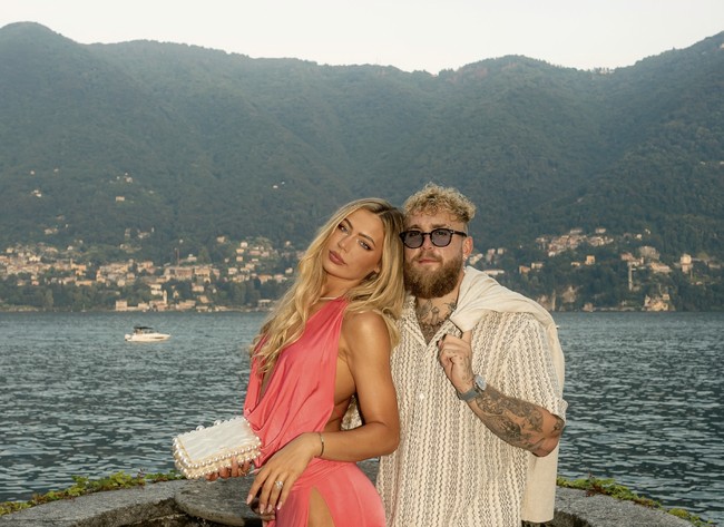 Atlet speed skating yang juga dikenal sebagai tunangan YouTuber sekaligus petinju Jake Paul ini masih menunjukkan performa impresif di nomor lain. Pada balapan 500 meter, wanita 27 tahun itu finis di posisi kedua. Sayangnya, posisi kedua belum otomatis mengamankan tiket Olimpiade bagi Leerdam. Belanda memiliki sistem seleksi yang sangat ketat.  Foto: dok. Instagram @JuttaLeerdam