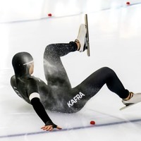 Foto Atlet Ice Skating Terjatuh di Ring Es, Nangis Tak Lolos Olimpiade