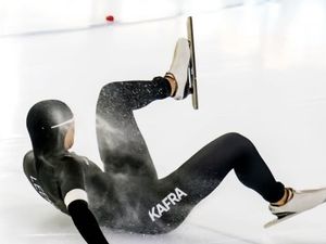 Foto Atlet Ice Skating Terjatuh di Ring Es, Nangis Tak Lolos Olimpiade