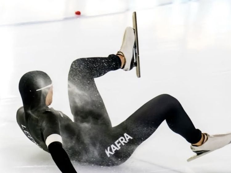 Foto Atlet Ice Skating Terjatuh di Ring Es, Nangis Tak Lolos Olimpiade